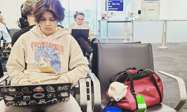 Havan Flores with her blind cat.